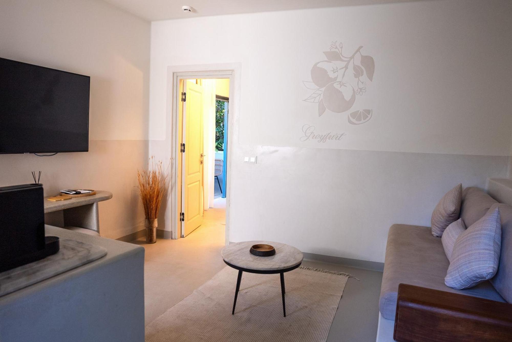 Pilos Suites Турунч Екстериор снимка