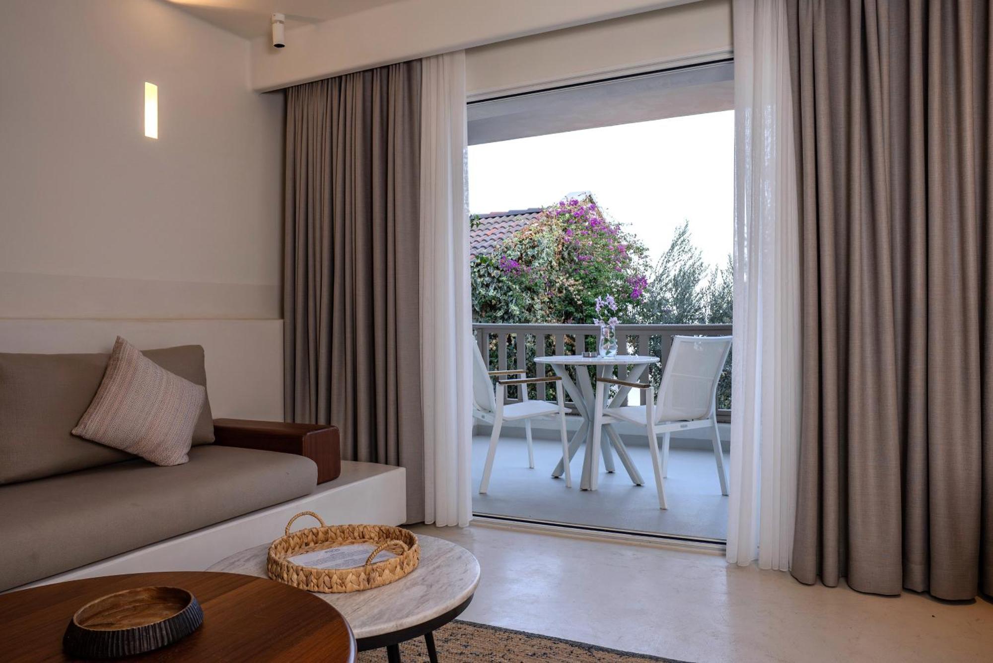 Pilos Suites Турунч Екстериор снимка